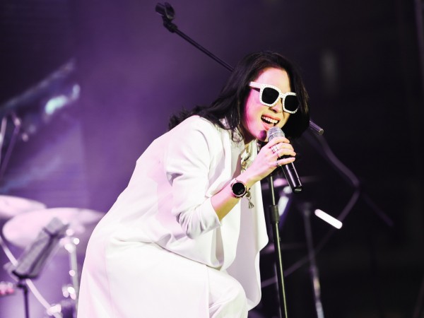Mỹ Tâm xúc động khi hàng ngàn khán giả Hà Nội hòa giọng cùng loạt ca khúc trong album mới