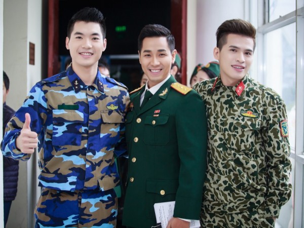 MC Nguyên Khang mặc trang phục sĩ quan đọ độ điển trai với Trương Nam Thành
