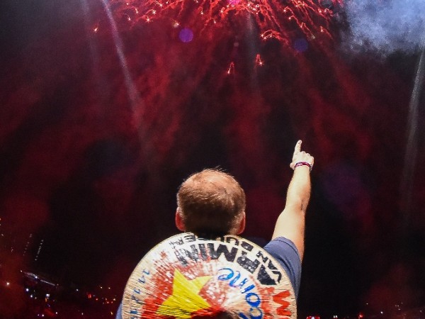 Gần 20.000 khán giả trẻ Sài thành vỡ òa trong âm nhạc của DJ quốc tế Armin van Buuren