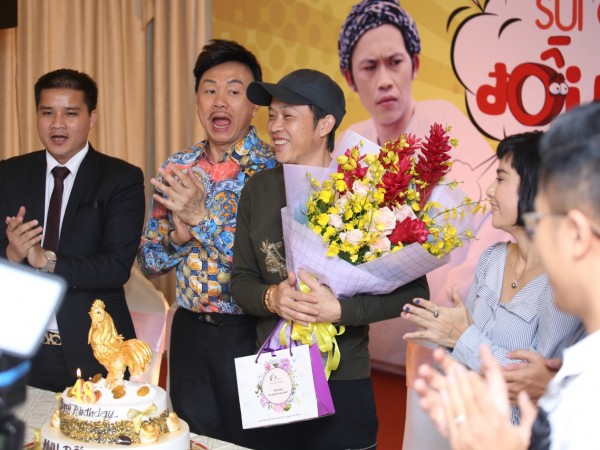 Loạt ngôi sao làng hài quy tụ đông đủ tại liveshow đầu năm của danh hài Hoài Linh