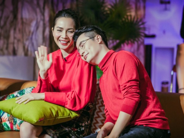 Gia đình nhạc sĩ Hoàng Bách diện đồ đôi đón "Nô-en" trong gameshow mới toanh "Đêm tiệc cùng sao"