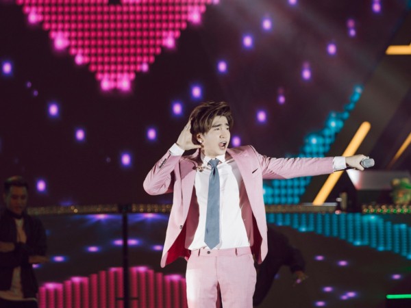 Chi Dân xuất hiện với bộ suit "hồng toàn tập", mang hit mới "quẩy" nhiệt tình cùng fan