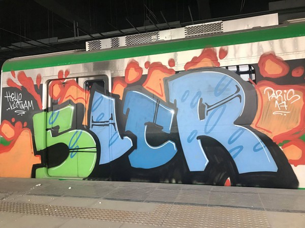 Một đoàn tàu thuộc tuyến đường sắt trên cao Cát Linh - Hà Đông bị vẽ phun sơn graffiti