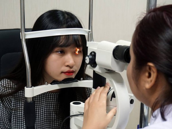 Đeo kính cận bất tiện, kém xinh, các bạn trẻ tìm đến phẫu thuật Laser chữa dứt điểm tật khúc xạ