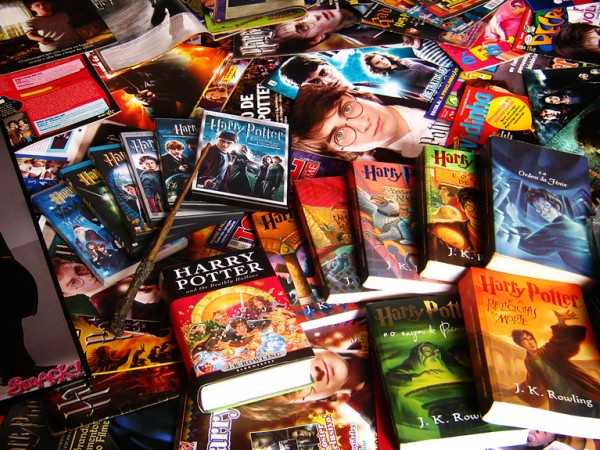 Năm mới cùng "triệu hồi sách" - Tạo thư viện theo phong cách Harry Potter bạn nhé!