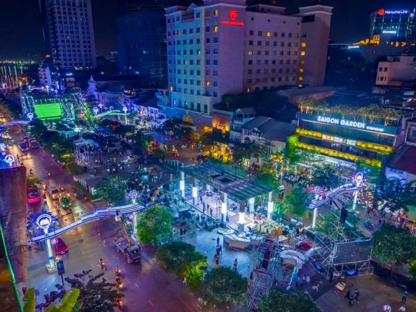 Các cung đường của TP.HCM được trang trí lung linh trước thềm năm mới 2018