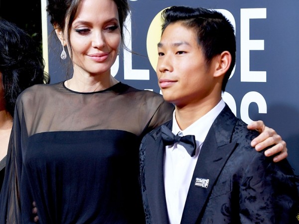 Pax Thiên là người con duy nhất được hộ tống mẹ Angelina Jolie tới thảm đỏ "Quả Cầu Vàng 2018"