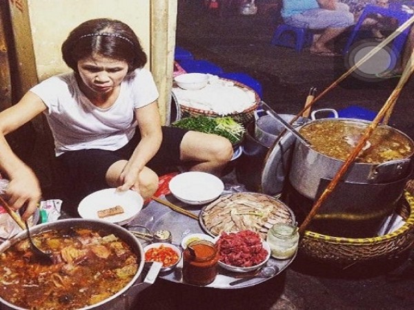 Gánh phở "kỳ lạ" chỉ bán lúc nửa đêm nhưng 30 năm qua luôn khiến người Hà Nội mê mệt