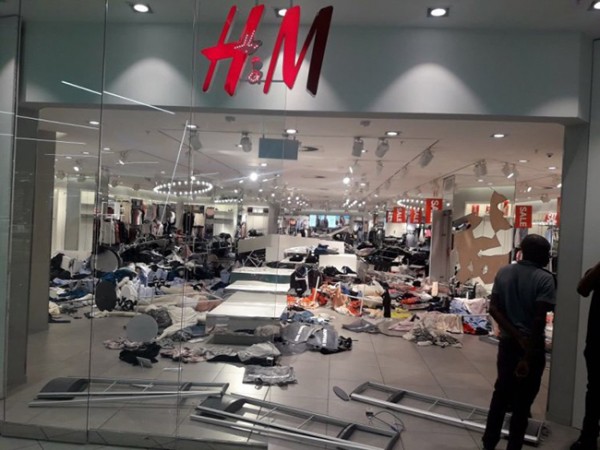 Loạt cửa hàng H&M ở Nam Phi bị đập phá tan tành vì vụ chiếc áo phân biệt chủng tộc