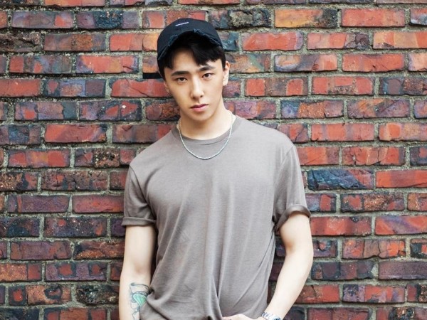 Chỉ là thầy dạy nhảy cho EXO thôi mà, có cần đẹp trai không thua gì idol thế này không?