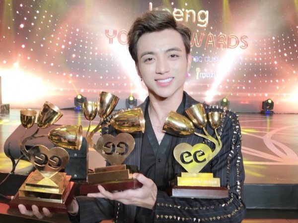 Soobin Hoàng Sơn hạnh phúc khi "ẵm" 2 giải thưởng âm nhạc lớn với tổng giá trị 1 tỷ đồng 