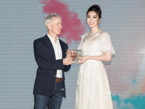 Hoa hậu Mỹ Linh nhận giải Best Face of the Year tại ELLE Beauty Award