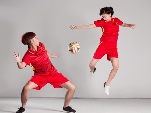Jun Phạm và Ngô Thanh Vân diện trang phục đá banh ủng hộ đội tuyển bóng đá U23 Việt Nam