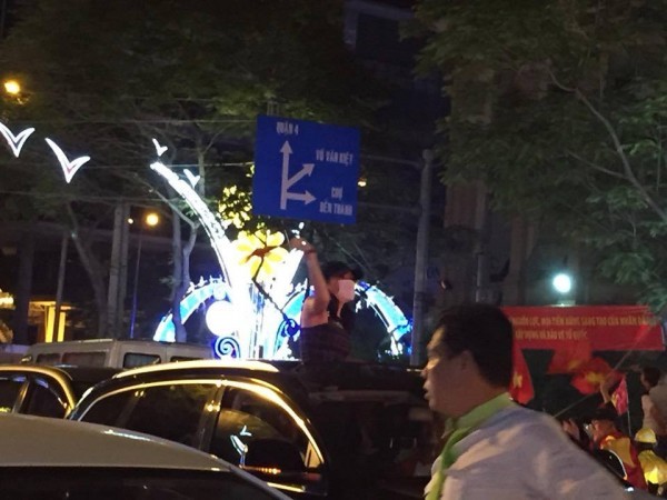 Mỹ Tâm che khẩu trang, đứng trong xe "quẩy" mừng chiến thắng U23 Việt Nam