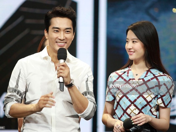 Sau nhiều đồn đoán, Song Seung Hun và Lưu Diệc Phi chính thức công bố chia tay
