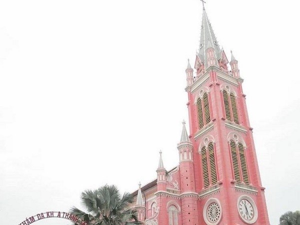 Không chỉ teen Việt, mà teen quốc tế cũng thích mê nhà thờ màu hồng này