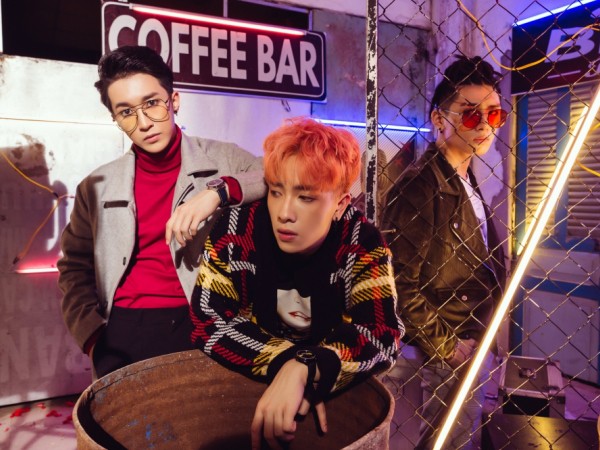 Lỗi hẹn vì cổ vũ U23 Việt Nam, giờ nhóm Monstar mới chịu ra MV "sướng tai đã mắt"