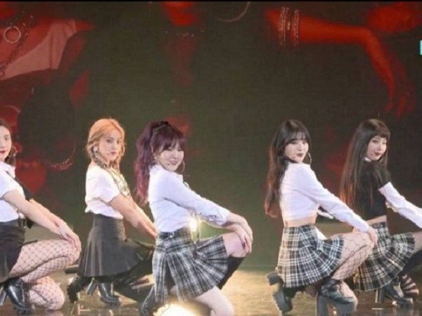 Stylist của Red Velvet lại bị fan réo tên khi để các cô gái tiếp tục mặc váy quá ngắn