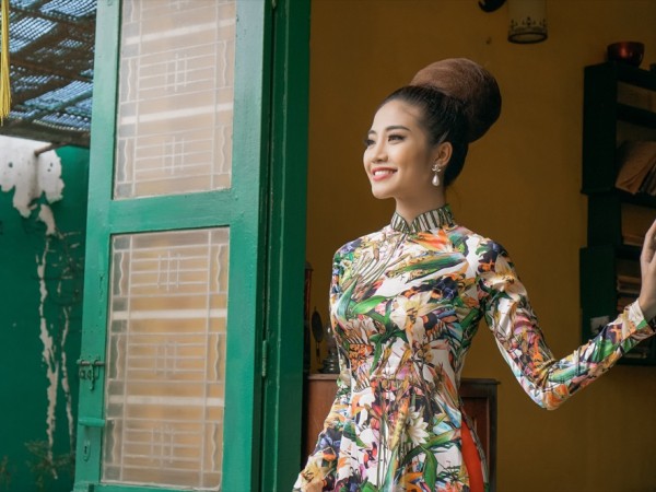 Hoa hậu biển Ninh Hoàng Ngân đẹp rạng rỡ với áo dài cách tân trong bộ ảnh mới