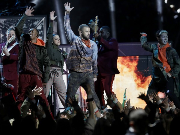 Chuyện gì đã xảy ra với Justin Timberlake ở sân khấu "Super Bowl Halftime Show 2018" thế này?