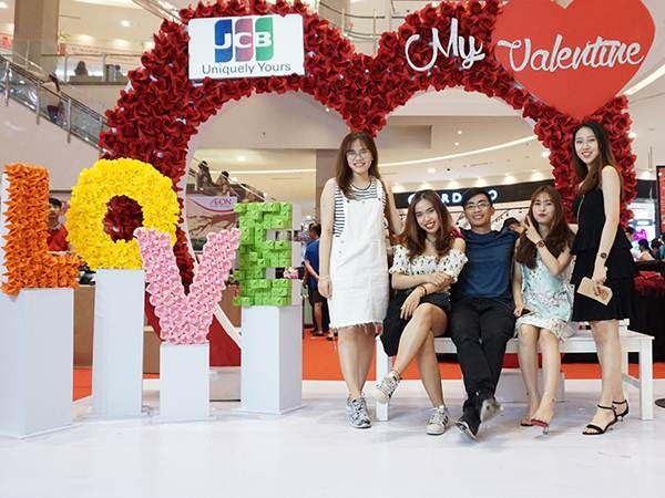 Valentine rơi trúng Tết, cùng “gấu” săn nơi chụp hình cực đỉnh, “sale sập sàn”, shopping quên lối