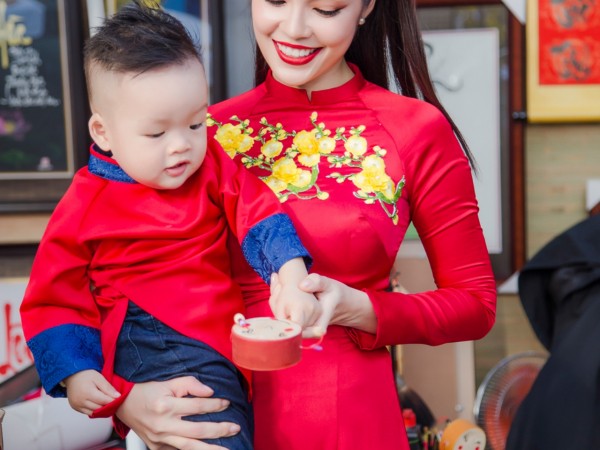 Dương Cẩm Lynh hạnh phúc khi diện áo dài Tết cùng con trai trên phố