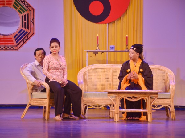 Hoài Linh, Trấn Thành tiếp tục đối đầu trong vở kịch “Người lạ ơi, mình cưới nhé”