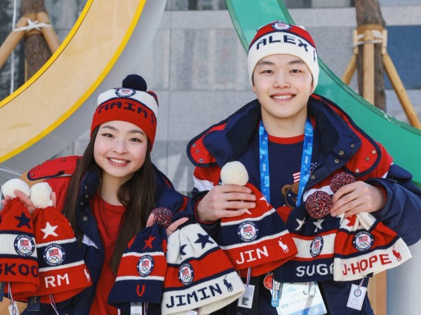 Cặp đôi vận động viên Olympic hâm mộ BTS đến mức thêu tên các thành viên lên mũ