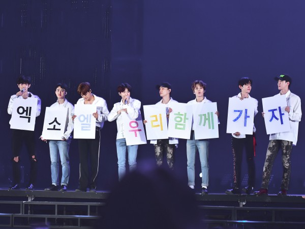 Để kỉ niệm 6 năm EXO debut, EXO-L “đồng lòng” gửi email đến Google tạo biểu tượng tìm kiếm cho EXO