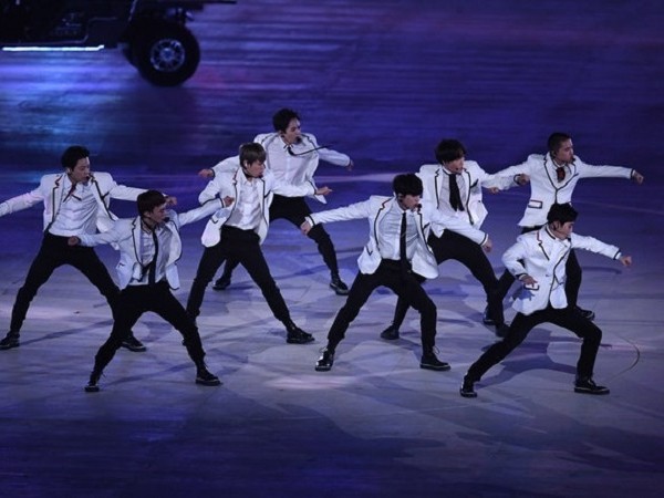 EXO-L buồn bực khi trang phục của EXO trong lễ bế mạc Olympic bị cho là giống “ông già KFC”