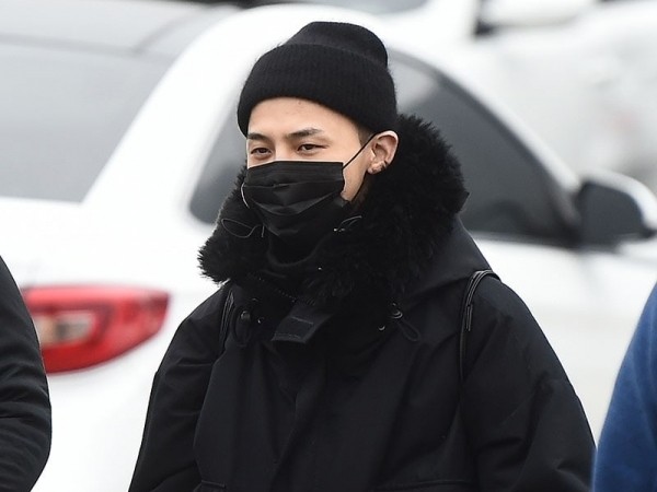 G-Dragon (BIG BANG) đặt chân đến trại huấn luyện quân sự trong lời chào tạm biệt của fan