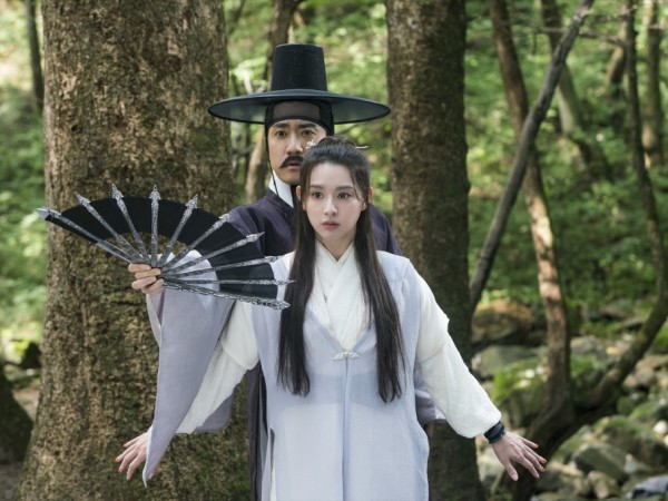 Kim Ji Won tái xuất màn ảnh rộng với phiên bản "Sherlock Homes" của Hàn Quốc 