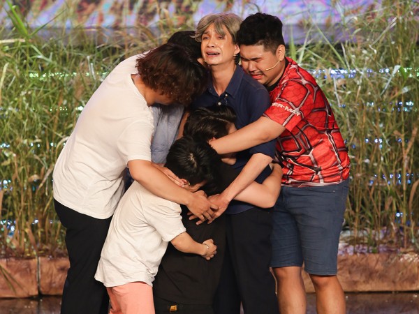 “Khủng long tí hon” ôm nhau khóc nức nở khi trở thành Quán quân Cười Xuyên Việt 2017
