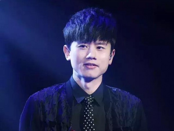 "Ông hoàng nhạc phim" Trương Kiệt bị thương, ngất xỉu trên trường quay "Vương Bài Đối Vương Bài"