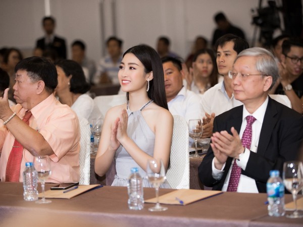 Hoa hậu Đỗ Mỹ Linh xuất hiện rạng ngời, xinh đẹp tại sự kiện từ thiện 