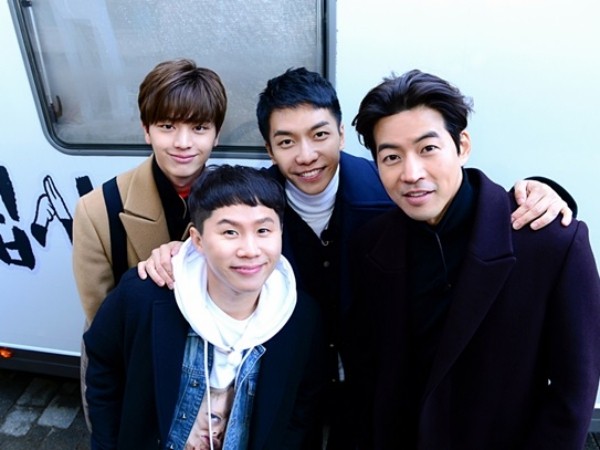 Lee Seung Gi, Yook Sung Jae và loạt sao Hàn sắp sang Việt Nam để thăm HLV Park Hang Seo