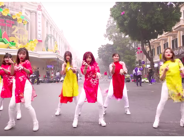 Fan K-Pop hết lời khen ngợi nhóm bạn trẻ Việt Nam diện áo dài, cover bản hit "Bboom Bboom"