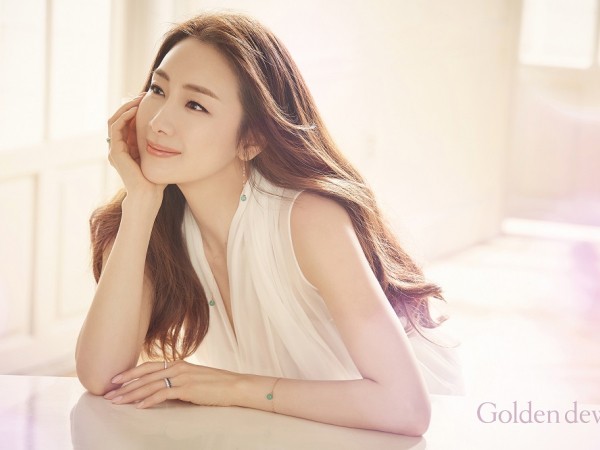 “Nữ hoàng nước mắt” Choi Ji Woo bất ngờ thông báo kết hôn