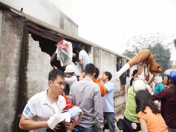 Người dân cùng các tiểu thương nỗ lực cứu hàng hóa ra khỏi đám cháy