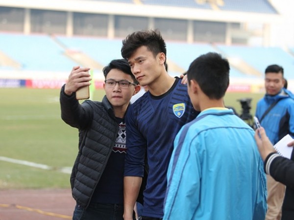 Người hâm mộ của Tiến Dũng khiến CLB Thanh Hóa bị AFC phạt gần 137 triệu đồng