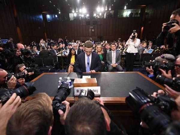 Bức ảnh ông chủ Facebook cúi đầu nhận lỗi "hot" nhất trong ngày