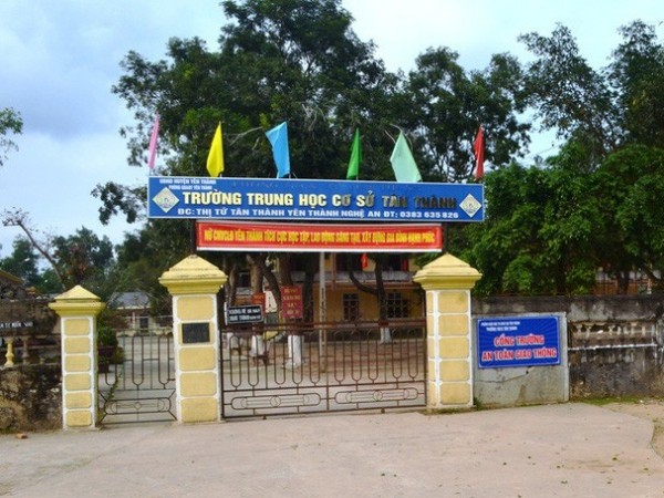 Kỷ luật khiển trách thầy giáo tát học sinh vì đốt giấy trong lớp
