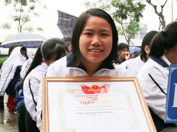 Nữ sinh lớp 12 dũng cảm cứu cháu bé 3 tuổi dưới giếng sâu