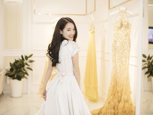 Nhã Phương xinh như công chúa khi thử đồ dự show của NTK Lê Thanh Hòa