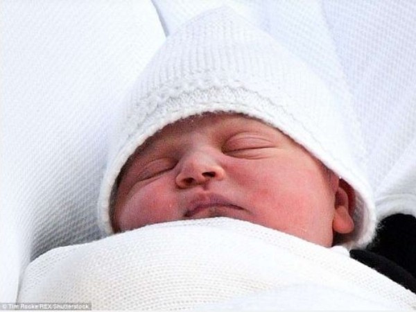 Lộ diện hình ảnh đầu tiên của "Hoàng tử bé" mới chào đời của Vương quốc Anh 