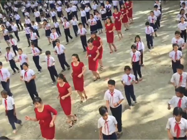 Dàn giáo viên nhảy Cha Cha Cha cùng học sinh ở sân trường gây "bão mạng"