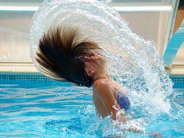 Những mẹo đơn giản giúp tóc luôn khỏe và đẹp khi bơi