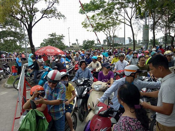 Hà Nội: Choáng với cảnh đông nghẹt thở ở công viên