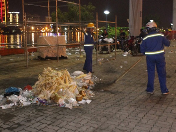 Đà Nẵng: Rác đầy đường sau đêm hội pháo hoa 
