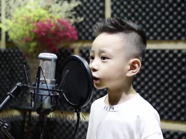 Cậu bé 4 tuổi hát nhạc Cách mạng hay như ca sĩ chuyên nghiệp